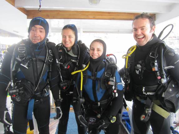 Prontos e felizes para o primeiro mergulho em Wolf, em Galápagos (foto de Maria Edwards)
